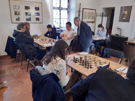 Egy győzelem, egy döntetlen a sakk csapatbajnokság negyedik fordulójában